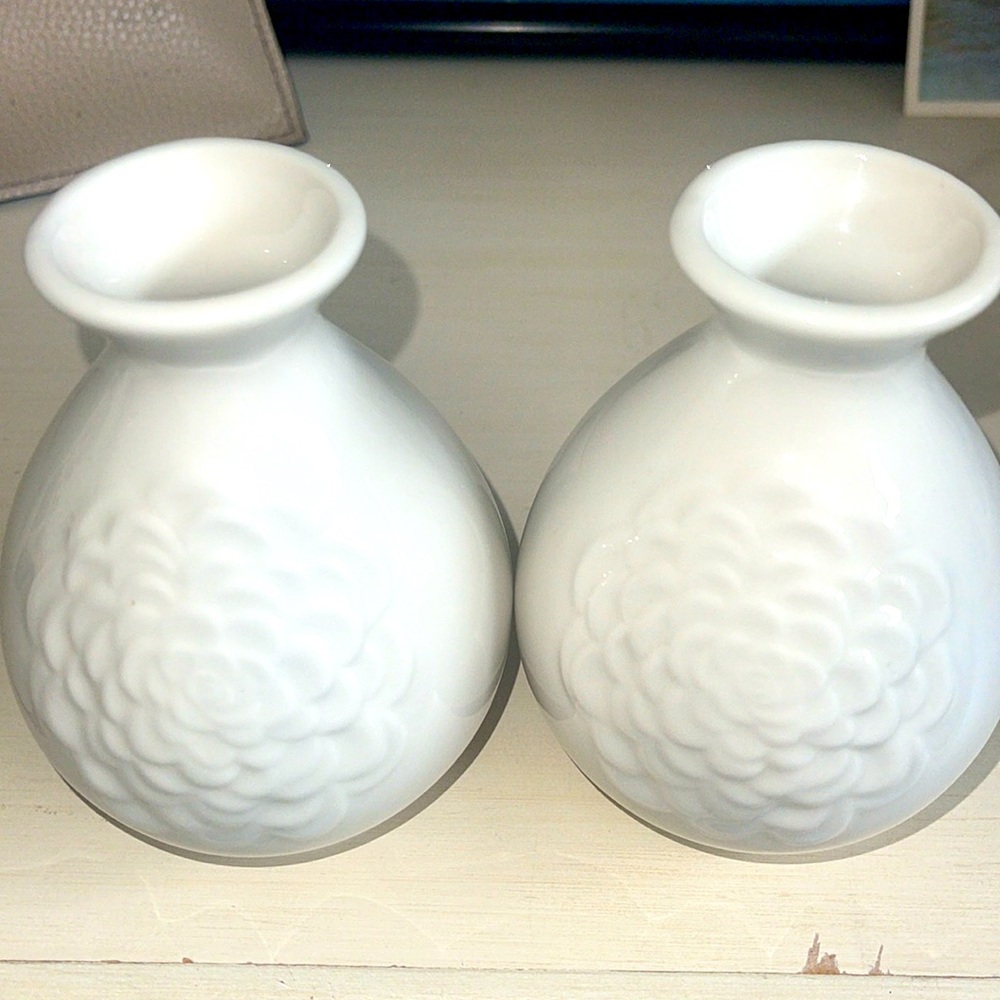 New -Jessica McClintock home ceramic flower vase. (2)